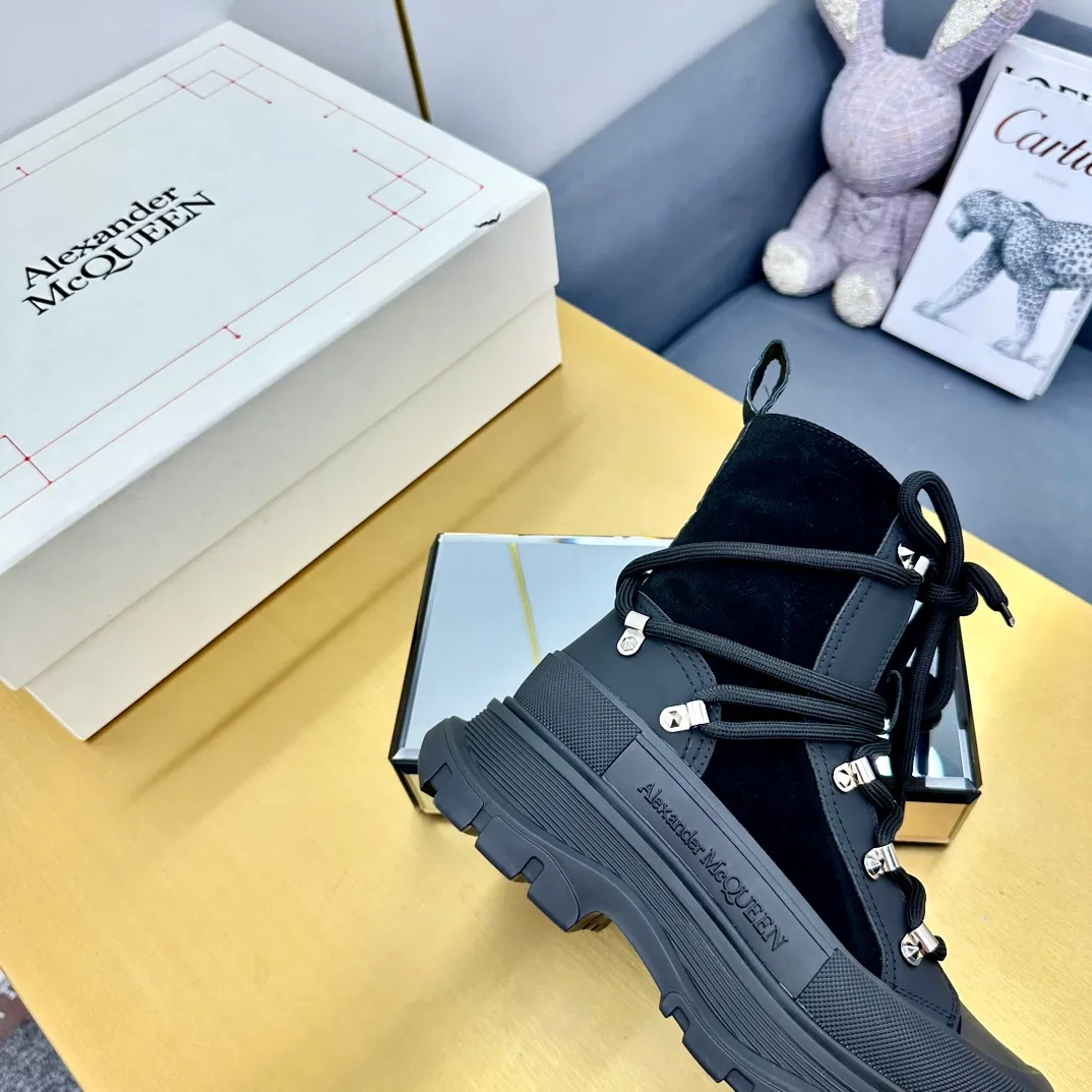 👟👟Ex-factory price 680👟👟 Alexander McQueen's latest thick-soled Martin boots, original 1:1 development, outsole original open-film TPU sole, fabric full-grain cowhide + high mercerized cowhide, lining sheepskin original hardware carabiner bottom height 5cm Size: #35-40 39-45